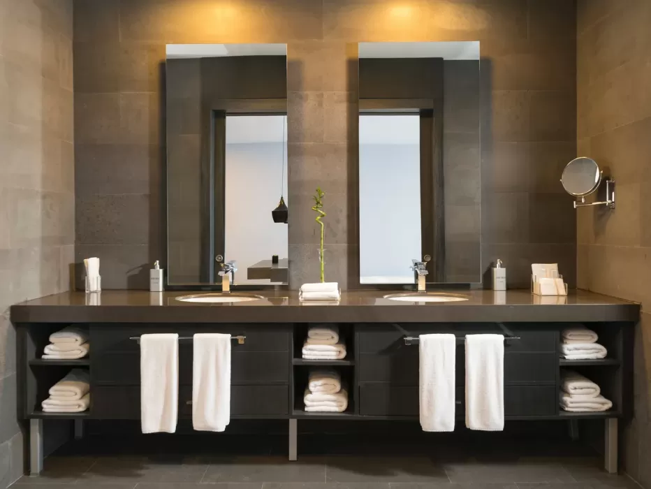 elegant τουαλέτα wc σε καφέ σκούρο χρυσό με μεγάλο καθρέφτη