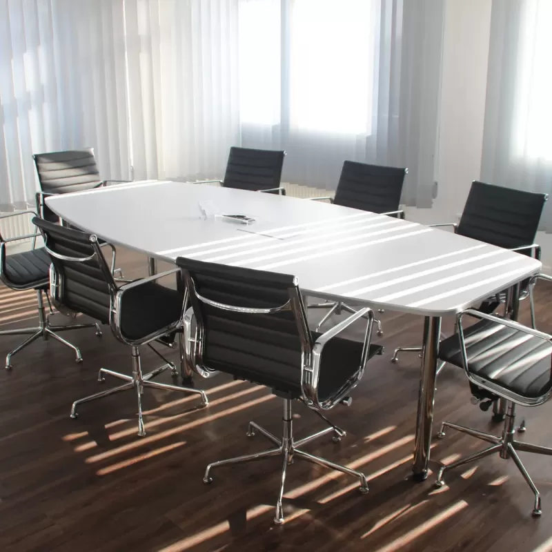 ανακαίνιση αίθουσα συνεδριάσεων μεταλλικές καρέκλες λευκό τραπέζι μεγάλο