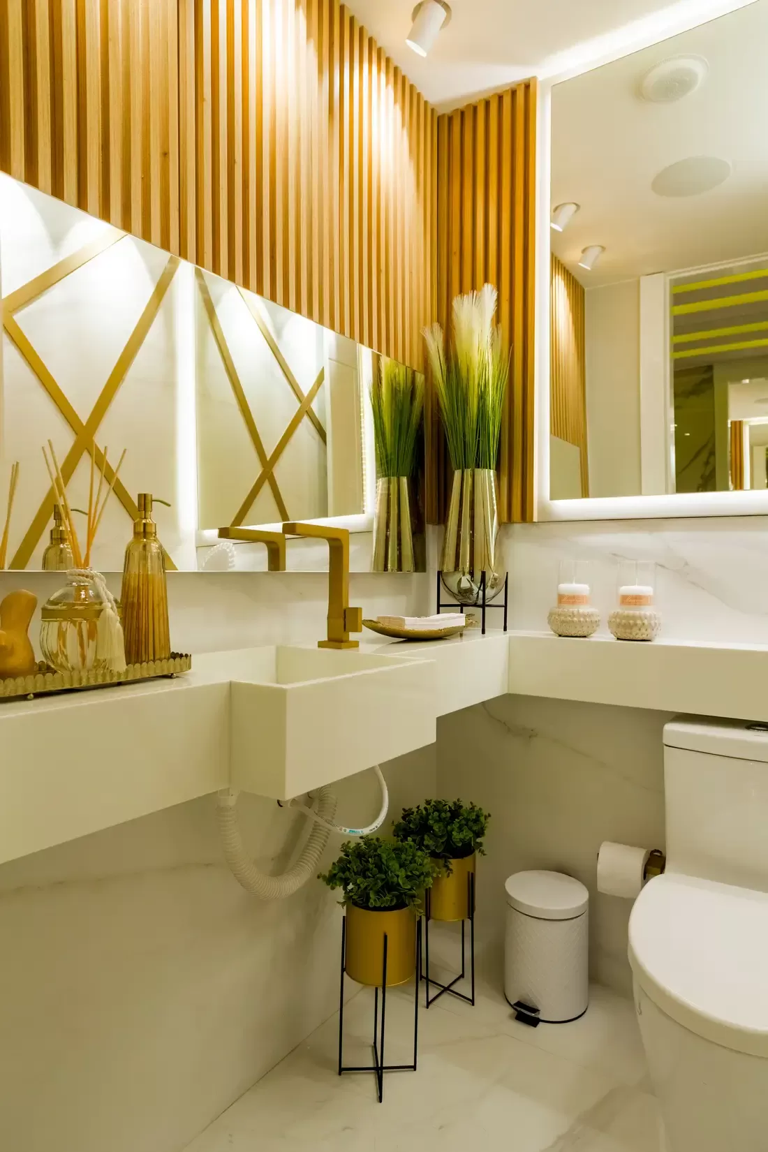 ανακαίνιση τουαλέτας airbnb καθρέφτες ξύλο και διακοσμητικά